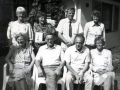 Karen og Albert Albertsens otte børn fotograferet i august 1992 i forbindelse med fejringen af deres tilsammen 500 år. Forrest fra venstre sidder Anna Hansen (70 år), Anders Albertsen (69 år) Jens Albertsen (68 år) og Agnete Kristoffersen (66 år). Bagest fra venstre står Rosa Albertsen (64 år), Dagny Adamsen (61 år), Tage Albertsen (56 år) og Niels Otto Albertsen (46 år).