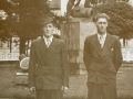 Karen og Albert Albertsens to ældste sønner, Anders Albertsen til venstre og Jens Albertsen (1924-1914) til højre, fotograferet i midten af 1940'erne foran Den tapre Landsoldat i Fredericia.