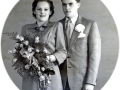 Dagny Albertsen (1931-2008) og Niels Adamsen (1929-1986) fotograferet på deres bryllupsdag i 1952.
