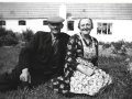 Karen og Albert Albertsen fotograferet i haven ved Damtofthus i begyndelsen af 1950'erne.