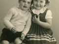 Karen og Albert Albertsens yngste søn og ældste barnebarn, Niels Otto Albertsen (1946-2020) og Inga Lis Albertsen, fotograferet i slutningen af 1940'erne.