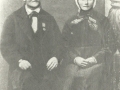 Peder Bertelsen (1825-1898) og hustru Christiane Bertelsen (f. Nissen, 1843-1930). Peder Bertelsen, i sin egen tid også kendt som 'Æ bette smed', var smed og husmand i Blåkjærhus. Årstal ukendt.