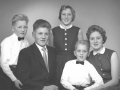 Smedemester Bertelsens børn fotograferet i slutningen af 1950'erne. Fra venstre Ejgil Bertelsen, Erling Bertelsen, Gerda Bertelsen, Egon Bertelsen og Gudrun Bertelsen (g. Kragelund, 1939-1998).