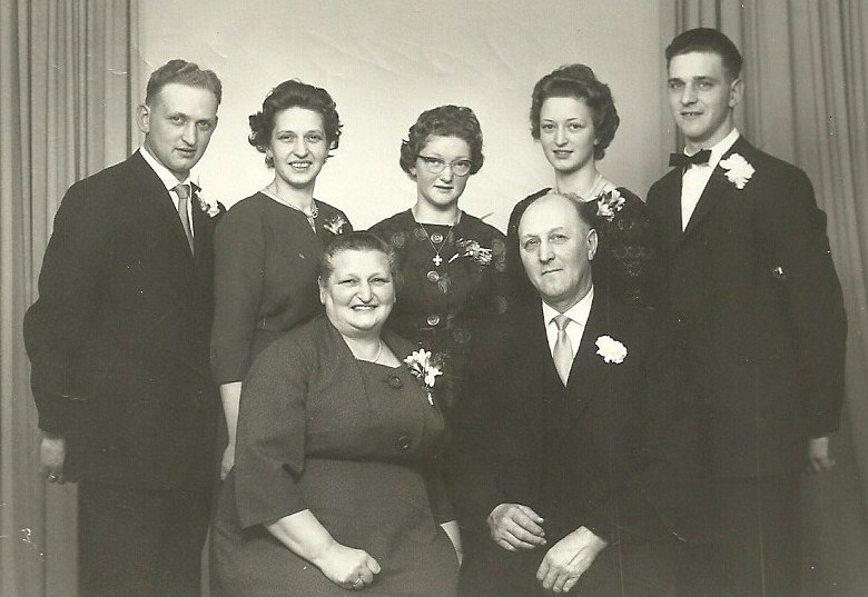 Bertel Pedersen Daather (1905-1963) fotograferet med sin hustru Hilma Marie Daather (f. Hermansen, 1908-1997) og deres fem børn. Fra venstre Henry (1934-2000), Edith (g. Hansen, 1931-1990), Bente, Ingrid og Verner (1938-1999). Årtal ukendt.