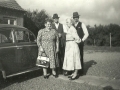 Tvillingebrødrene Bertel og Hans Pedersen Daather med deres hustruer Hilma og Bothilde. Til venstre Bertel (1905-1963) med sin hustru Hilma Daather (f. Hermansen, 1908-1997), til højre Hans (f. 1905) med sin hustru og kusine Bothilde Daather (f. Pedersen Daather, 1901). Årstal ukendt.