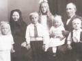 Husmand i Frydendal, Kristen Frydendal (1883-1977), enkemand efter første ægteskab med Mariane Frydendal (f. Poulsen, 1884-1925), fotograferet med sin mor Else Katrine Frydendal (f. Jensen, 1847-1939) og sine fem børn omkring 1925. Fra venstre: Jenny Marion Frydendal (g. Bækdahl, 1919-2003), Karl Frydendal (1917-2001), Marie Kathrine Frydendal (g. Nørgaard, 1915-2013), Else Irene Frydendal (g. Larsen, 1922-2020) og Svend Ejnar Frydendal (1920-1992).