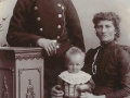 Født i Fromborg i Vind, senere arbejdsmand og husmand i Røjen ved Sunds og i Feldborg, Hans Christian Hansen (1869-1941), fotograferet med sin hustru, Karen Hansen (f. Johannesen, 1858-1941) samt et af flere børn. Omkring år 1900.