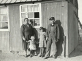 Husmand i Troldtoft, senere fiskehandler på Skovgård hede, Sigurd Aleksander Jeppesen (1904-1982) og hustru Dagny Jeppesen (f. Bruun, 1903-1953) og deres to døtre, Anna Marie og Ella Ruth. Omkring 1940.