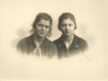 Søstrene Else Lydia Jensen (g. Sønderby, 1911-1996) og Anna Ingeborg Jensen (1913-1997), Vind Kirkeby, købmand Jensens døtre. Årstal ukendt.