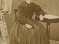 Jensine Lauritsen (1850-1918), i sin samtid kaldet 'Sine Søndergaard', datter af gårdmand i Vingtoft, Laurits Jensen og Johanne Marie Thomasdatter, gift med gårdmand i Søndergård, Edvard Sophus Skovbo 'Søndergaard' Jespersen (1841-1923). Årstal ukendt.