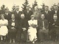 Gårdmand i Mikkelborg, Jens Jensen (1868-1942) og hustru Laura Margrethe Jensen (f. Andersen, 1870-1947) fotograferet med deres ti børn ved datteren Dagmars bryllup i 1937. Forrest fra venstre Ane Johanne Jensen (g. Nielsen, 1901-1955), Kristine Jensen (g. Rasmussen, 1894-1979), Jens 'Mikkelborg' Jensen, Jenny Laurine Dagmar Jensen (g. Hansen, 1907-1983), Laura Margrethe Jensen og Peder Jensen (1896-1987). Bagest fra venstre Jens Kristian Jensen (1904-1971), Karl Jensen (1899-1961), Valdemar Jensen (1909-1991), Alma Asmine Jensen (g. Jeppesen, 1914-2004), August Julius Jensen (1905-1993) og Gunnar Ludvig Jensen (1911-1946). For yderligere oplysninger, se menupunktet 'Vind i billeder' -> 'Vi behøver din hjælp, juni 2014'.