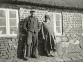 Gårdmand i Vestergård, Peder Jeppesen (1869-1941) fotograferet med sin hustru Andrea Jeppesen (f. Jeppesen, 1887-1966). Angiveligt 1938.