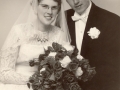 Datter af Anders og Karen Jensen i Røjkærgård, Edith Troldtoft Jensen (1936-2020) fotograferet på sin bryllupsdag med sin mand Egon Mortensen (1936-2019).