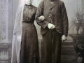 Gårdmand i Troldtoft og senere med efternavnet Troldtoft, Mourits 'Moust' Jensen (1870-1951) og Maren Margrethe Jakobsen (g. Troldtoft, 1877-1973) fotograferet på deres bryllupsdag i 1903.