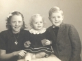 Tove, Gerda og Bjarne Troldtoft Jensen, ældste børn af gårdmand i Moesgård, Ulrik Valdemar Jensen (1911-2001) og hustru Helga Alvilde Jensen (f. Troldtoft, 1911-1997). Omkring 1950.