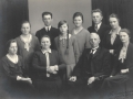 Gårdmand i Kirkegård, Karl J. Kirkegaard og hustru Karen Kirkegaard fotograferet med deres børn i midten af 1920'erne. Forrest fra venstre sidder Laura P. J. Kirkegaard (1911-1989), Karen Kirkegaard (f. Kjeldsen, 1877-1956), Karl J. Kirkegaard (1872-1952) og E. Kathrine J. Kirkegaard (1900-1975). Bagest fra venstre står Asta M. J. Kirkegaard (g. Nørsøller, 1913-1994), Kjeld A. J. Kirkegaard (1903-1983), Nina J. Kirkegaard (1915-1994), Esther M. J. Kirkegaard (1906-1981), Anders R. J. Kirkegaard (1905-1974), Johanne K. J. Kirkegaard (1901-1962).