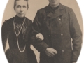 Gårdmand i Viholm, Mikkel Peder Lauritsen (1870-1947) og Jensine Pedersen (g. Lauritsen, 1875-1956), formentlig fotograferet i forbindelse med deres bryllup i 1903.