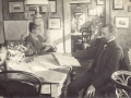 Lærer Niels Peter Larsen Straasø (1873-1947) og hustru Kirsten Larsen (f. Frederiksen, 1883-1958) fotograferet i lærerboligen i Stråsø med deres spæde, førstefødte søn, Lars Erik Bernhard Larsen Straasø (1910-1981).