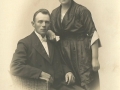 Gårdmand i Sønder Røjkjær, senere bosiddende i Holstebro, Bertel Madsen (f. 1890) og Mette Kristensen Madsen (f. Bragt, 1903-1957). Antageligvis fotograferet i tiden omkring deres bryllup i 1923.