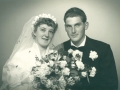 Anna Mikkelsen, født i Højbjerg, og Verner Roslev Jacobsen (1932-2022), født i Skold og senere husmand i Virkelyst, fotograferet på deres bryllupsdag i 1956.