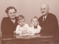 Landpost og husmand i Vildkilde, Daniel Mikkelsen (1899-1976) og hustru Anine Kirstine Marie Mikkelsen (f. Nielsen, 1907-1997) fotograferet med børnebørnene Hans (t.v.) og Niels (t.h.). Midten af 1950'erne.