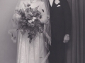 Husmand i Nybo, Henrik Gotfred Nielsen (1926-2018) og Emma Plougmann Poulsen (g. Nielsen) fotograferet på deres bryllupsdag i 1953.