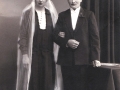 Statshusmand i Moselund, Peder Ferdinand Poulsen (1898-1973) og Ane Marie Christensen (1899-1953) fotograferet på deres bryllupsdag i 1927. Peder Ferdinand Poulsen havde forinden mistet sin første hustru Emma Andersen Poulsen (f. Plougmann, 1901-1925).