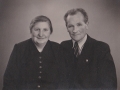 Statshusmand i Moselund, Peder Ferdinand Poulsen (1898-1973) og hustru Ane Marie Poulsen (f. Christensen, 1899-1953) fotograferet i forbindelse med deres sølvbryllup i 1952.