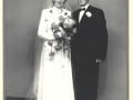 Aksel Johannes Poulsen (1916-2006), født i Damtoft og senere bosiddende i Hodsager, og Gerda Kirstine Kristensen (1929-1988) fotograferet på deres bryllupsdag i 1953.