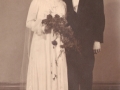 Krista Ravnsbæk (1922-1990) og Ernst Jensen (1918-2008) fotograferet på deres bryllupsdag i 1945.