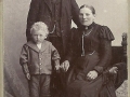 Sognefoged og ejer af Voldstedgård, Jens Jensen Voldsted (1860-1923) og hustru Jensine Kirstine Voldsted (f. Christensen, 1866-1931) fotograferet med sønnen Jens Kristian Jensen Voldsted (f. 1896). Omkring 1900. For yderligere oplysninger, se menupunktet 'Vind i billeder' -> 'Månedens billede, januar 2017'.