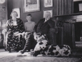 Inspektør på Voldstedgård, Marius Spendler Jespersen (1875-1952) og hustru Julene Marie Jensen Jespersen (f. Voldsted, 1901-1965) fotograferet med sønnen Svend Evald Voldsted Jespersen (1924-1980) og familiens store dalmatiner. Angiveligt 1938.