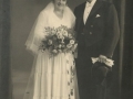 Jens Kristian Jensen Voldsted (f. 1896) og Anna Marie Kirstine Elisabeth Hansen (g. Voldsted, f. 1895) fotograferet på deres bryllupsdag i 1932. For yderligere oplysninger, se menupunktet 'Vind i billeder' -> 'Vi behøver din hjælp, august 2014'.