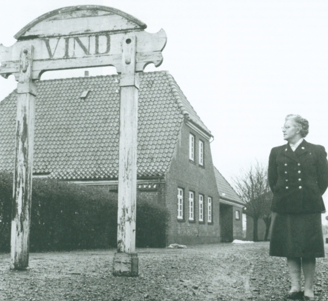 Vind Station som den tog sig ud kort før banens nedlæggelse i 1961. Til højre ses jernbaneekspeditrice Ellen Lauridsen (1908-1995). Foto: Palle Sønderstrup/Scanpix.