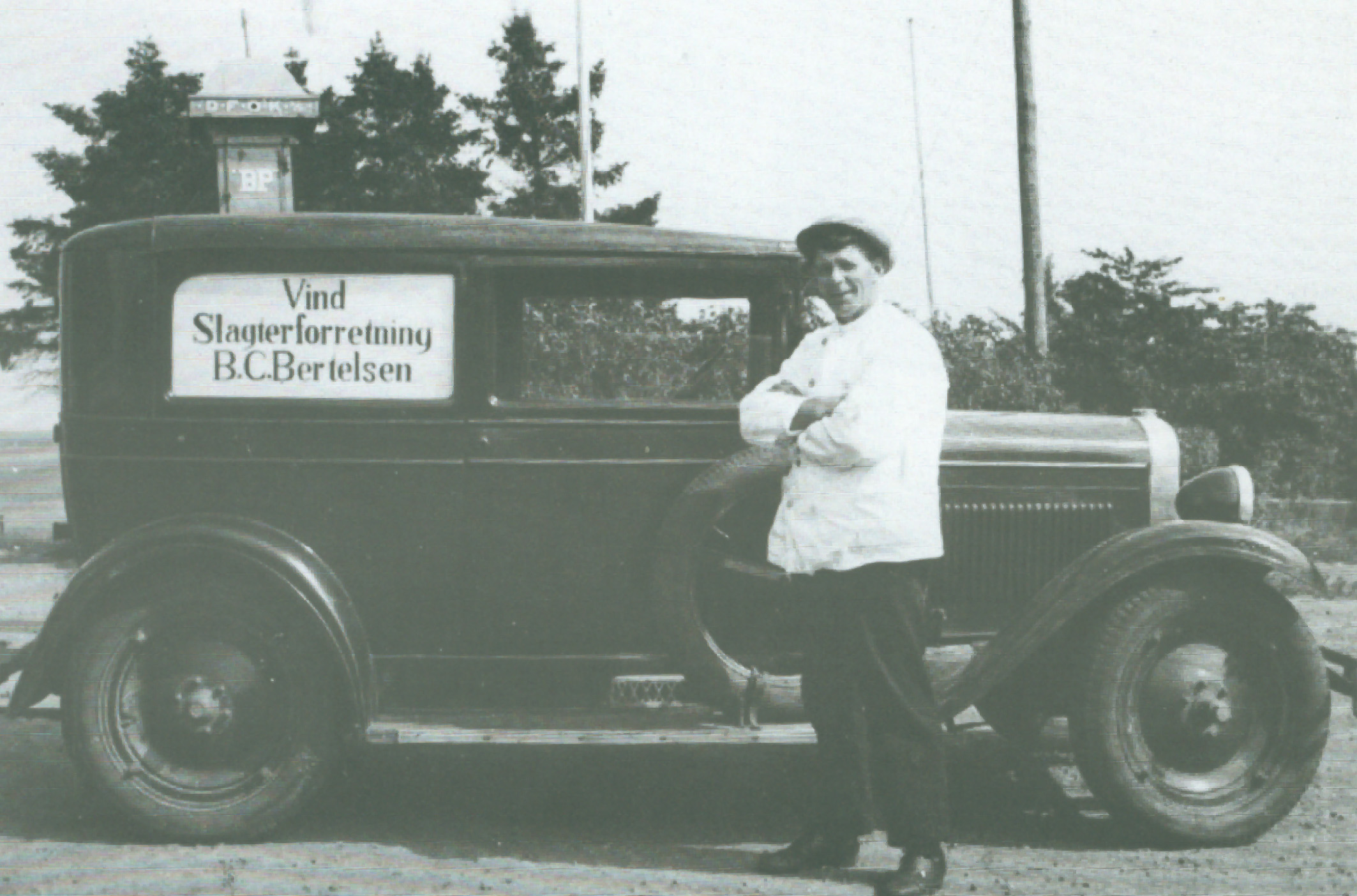 En stolt slagter Bertelsen ved sin vogn. Omkring 1938.
