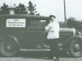 En stolt slagter Bertelsen ved sin vogn. Omkring 1938.