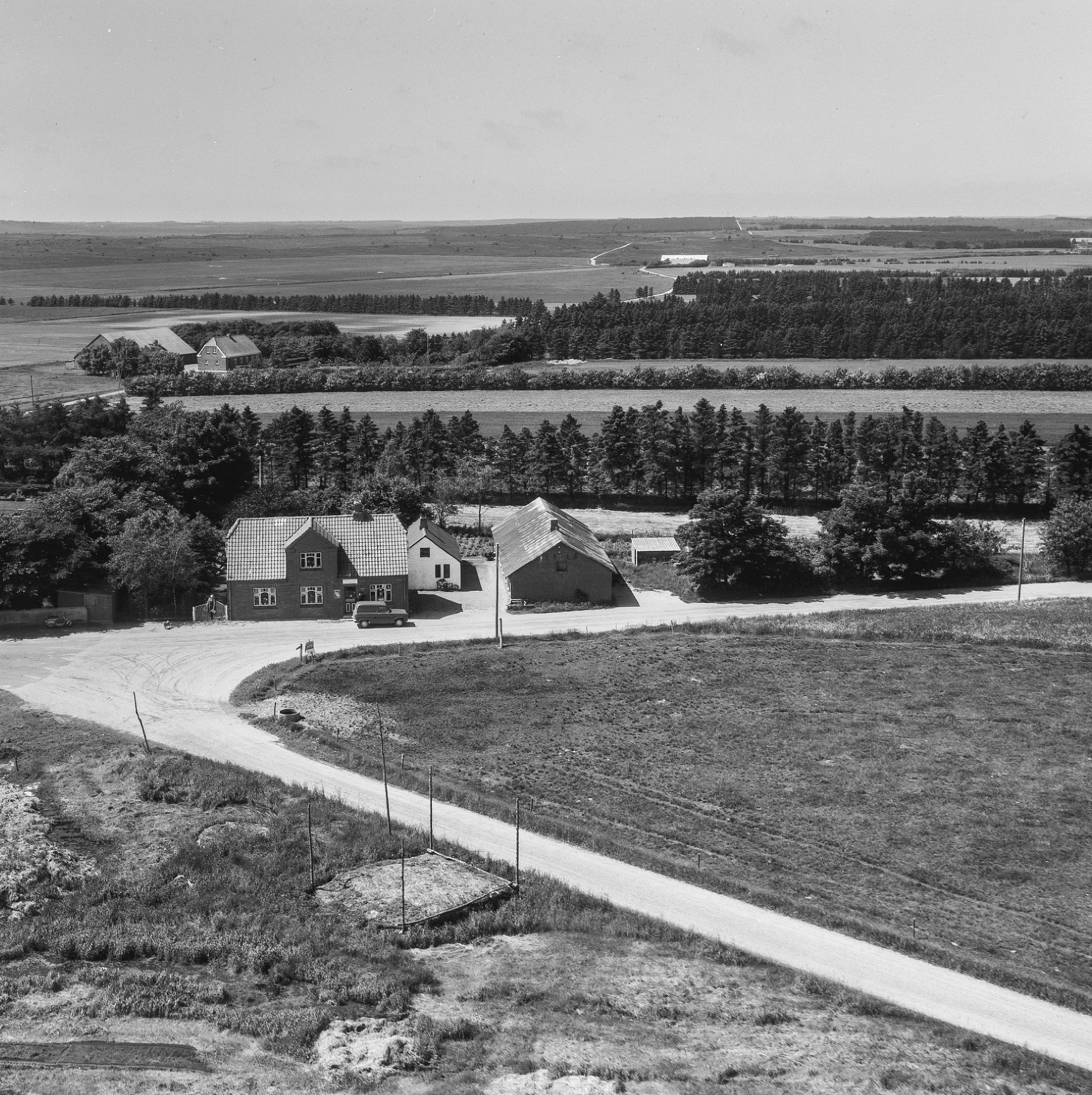 43. Vind, 1962. Røjkærvej 1 (kirkebyens købmandsforretning). Midt i billedet med mørk gavl det tidligere forsamlingshus.