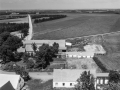 16. Vind Kirkeby, 1962. 'Toftegård' midt i billedet, øverst Røjkærvej og nederst til højre det tidligere missions- og menighedshus.