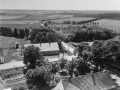 15. Vind Kirkeby, 1962. 'Toftegård' nederst, Fuglsangvej og 'Kirkegård' i baggrunden.