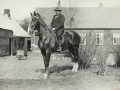 Pastor Kristian Larsen (1886-1953), sognepræst i Vinding-Vind 1927-1953. Fotograferet ved præstegården i Vinding omkring 1940.