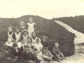 Elever fra Stråsø Skole fotograferet ved Lærkehøj, omkring 1915.