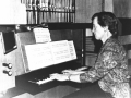 Mangeårig organist ved valgmenigheden, Lis Jensen (f. Lillevang, 1939-2020) fotograferet ved orglet i Vind Kirke i 1992 i anledning af sit 25 års jubilæum.