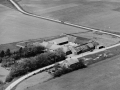 23. Vind, 1949. Hestbjergvej 13, 'Sønder Vindgab', og 11 (tidligere aftægtsbolig). Bemærk vejens daværende linjeføring ind imellem de to ejendomme.