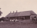 Blåbjerghus, i dag Råstedvej 13, fotograferet omkring 1908. Siddende i græsset ses husmand Jens Svendsen (1859-1936) med hustruen Ane Kirstine Svendsen (f. Christensen, 1869-1955) og deres fire døtre, fra venstre Mette Marie Svendsen (g. 'Bjerg' Kristensen, 1897-1986), Inger Kirstine Svendsen (1902-1998), Anna Kristine Svendsen (g. 'Rosenkvist' Andersen, 1904-1988) og –på skødet af sin far- Hansine Karoline Svendsen (1906-1962). Yderst til venstre i hvid jakke menes det at være lærer ved Stråsø skole, Niels Peter Larsen-Straasø (1873-1947), ved hestene i baggrunden Jens Svendsens bror, Christen Blaabjerg Svendsen (1854-1929) og på slåmaskinen yderst til højre naboen fra Blåbjerg, Niels Christian Jensen Katborg (1871-1922).