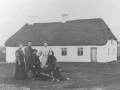 Frydendal fotograferet omkring 1910. Siddende ses husmand Karl Frydendal (f. Kristensen, 1843-1919) og hans hustru Else Katrine Frydendal (f. Jensen, 1847-1939). Bag dem står fra venstre Karoline Katrine Frydendal (f. Kristensen, g. Mikkelsen, 1888-1963), Kristen Frydendal (f. Kristensen, 1883-1977) og Mette Kirstine Frydendal (f. Kristensen, g. Nielsen, 1884-1962).