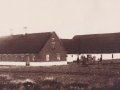 Gårdmand Poul Christian Jensen (1873-1930) fotograferet med sin familie foran Fuglsang omkring 1916. For yderligere oplysninger, se menupunktet 'Vind i billeder' -> 'Vi behøver din hjælp, oktober 2017'.