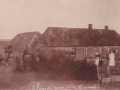 Søndergård, i dag Holstebrovej 32, fotograferet omkring 1910. Yderst til venstre på vognen sidder gårdejer Edvard Sophus Skovbo Jespersen (1849-1923) med sin hustru, Jensine Jespersen (f. Lauritsen, 1850-1918). Ligeledes til venstre, med ploven, angiveligt karlen Søren Nagstrup fra Idum. I baggrunden yderst til højre står Laust Peder Kristian Vingtoft Jespersen (1884-1944), gårdmand i Vingtoft. Hans hustru, Else Marie Mouridsen Jespersen (f. Spaabæk, 1883-1974) ses med hvidt forklæde med datteren Signe Elvira Vingtoft (f. Jespersen, 1908-1993) på armen. Helt i hvidt ses Ane Katrine Søndergaard Jespersen (1880-1957).