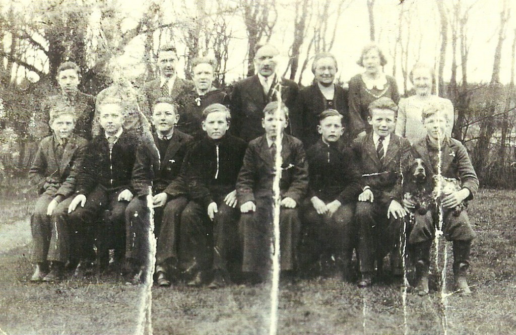 Skoleelever fra Vind og Vinding fotograferet forud for deres konfirmation i foråret 1939. Stående fra venstre: Jens Siggaard Lauritsen, Vinding, Jens Bilgrav, Vinding, Aage Hoffmann, Vinding, Villy Jensen, Vind, sognepræst Kristian Larsen og hans hustru Anne, Ruth Aase Nielsen, Vinding og Olga Junge Jensen, Vinding. Siddende fra venstre: Ole Sig Andersen, Vinding, Thomas Jensen, Vinding, Hartvig Bach Madsen, Vinding, Karlo Johan Poulsen, Vind, Jens Christian Jensen, Vind, Niels Kristian Ravnsbæk, Vind, Mads Albert Klejnstrup, Vinding og Holger Gudmund Ernst Fischer. 