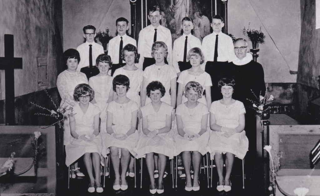 Konfirmation, 1966: Siddende i forreste række: Vera Frydendal, Hilda Bendtsen, Signe Kirsten Svendsen, Bodil Pedersen og Margit Damgaard. Stående i anden række: Vera Vestergaard, Iris Thusgaard Mathiasen, Linda Irene Mathiasen, Else Marie Poulsen og Konny Egebjerg Mogensen samt sognepræst Frederik Olesen Sigh. Stående i bageste række: Ryan Jakobsen, Sten Barbesgaard Præstholm, Ole Meldgaard Poulsen, Peder Rahbek og Mourits Troldtoft. Konfirmeret samme år, men fraværende på billedet: Ole Diderik Bendtsen.