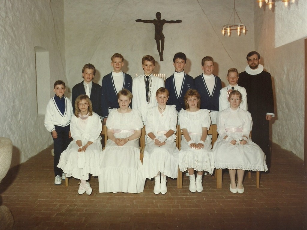 Konfirmation i Vind kirke, 1989. Siddende fra venstre: Stina Troldtoft Jensen, Kirsten Elbrønd Bjerregaard, to uidentificerede piger fra Vinding og Tina Hougaard. Stående fra venstre: Henrik Nielsen, Henning Jensen, Nicolai Bjerg Mogensen, Steffen Frydendal Poulsen, Leif Agergaard, Uffe Vibe Nielsen, Claus Christensen samt sognepræst Morten Mouritzen.